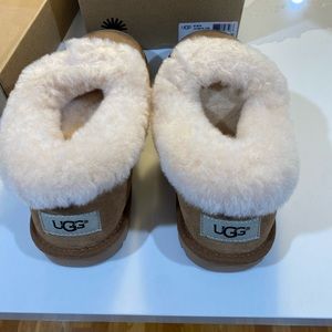 New in Box brown fur UGG Nita slipper shoes W6